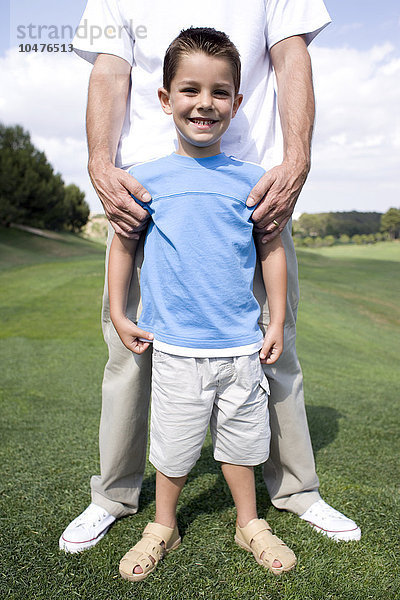 MODELL FREIGEGEBEN. Vater und Sohn. Glücklicher Junge mit seinem Vater  Vater und Sohn