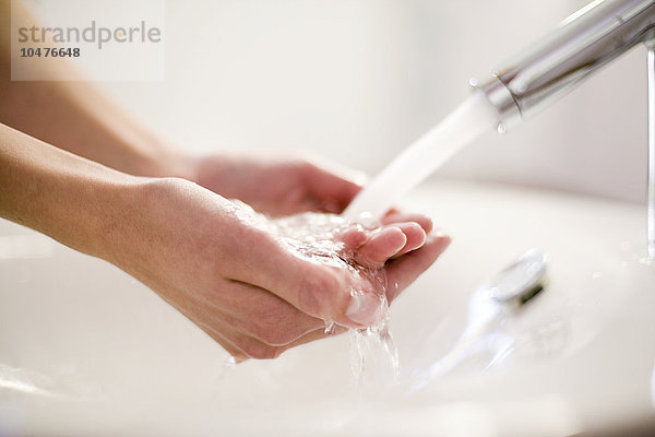 MODELL FREIGEGEBEN. Händewaschen unter fließendem Wasser aus dem Wasserhahn. Dies kann dazu beitragen  die Übertragung von Bakterien zu verhindern  die durch das Berühren kontaminierter Gegenstände mit den Händen und das anschließende Berühren der Augen und des Mundes - Bereiche  die für bakterielle Infektionen empfindlich sind - entstehen können. Händewaschen