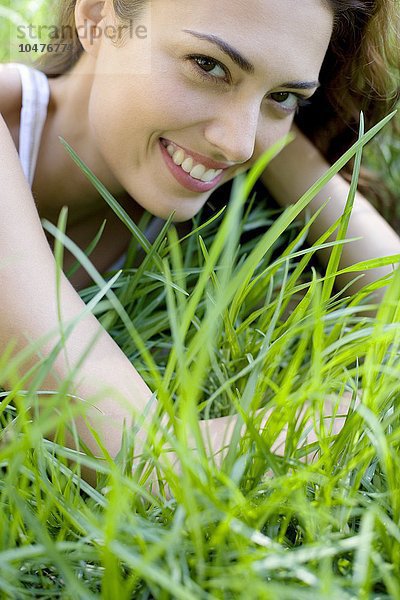 MODELL FREIGEGEBEN. Frau liegend im Gras Frau liegend im Gras