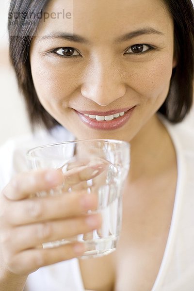 MODELL FREIGEGEBEN. Frau trinkt Wasser aus einem Glas Frau trinkt Wasser