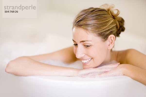 MODELL FREIGEGEBEN. Frau entspannt sich in einem Bad Frau entspannt sich in einem Bad