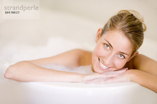 MODELL FREIGEGEBEN. Frau entspannt sich in einem Bad Frau entspannt sich in einem Bad