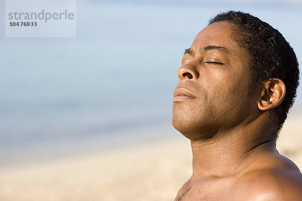 MODELL FREIGEGEBEN. Mann beim Sonnenbaden am Strand Mann beim Sonnenbaden