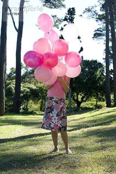 MODELL FREIGEGEBEN. Frau hält Luftballons Frau hält Luftballons