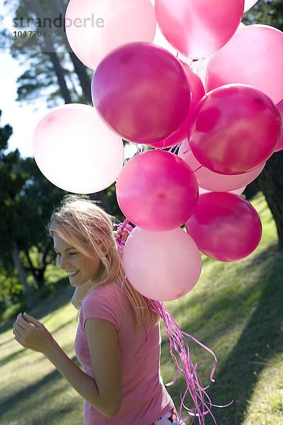 MODELL FREIGEGEBEN. Glückliche Frau mit Luftballons Glückliche Frau mit Luftballons
