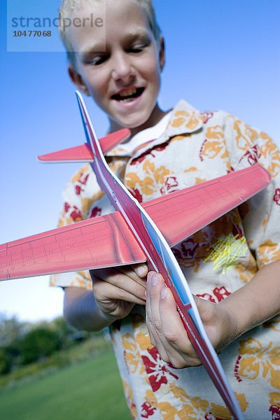 MODELL FREIGEGEBEN. Junge spielt mit einem Modellflugzeug Junge spielt mit einem Modellflugzeug