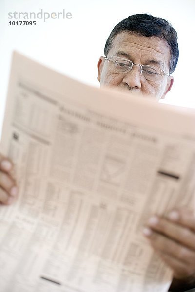 MODELL FREIGEGEBEN. Mann liest eine Zeitung Mann liest eine Zeitung