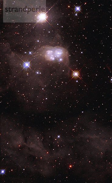 Reflexionsnebel N30B. Hubble-Weltraumteleskop-Aufnahme des Double-Bubble-Reflexionsnebels (N30B  oberes Zentrum). Die Zwillingsblasen aus Gas und Staub umgeben einen Haufen heißer  junger Sterne. Das Gas und der Staub leuchten durch das reflektierte Sternenlicht aus diesem Haufen. Die Doppelblase ist Teil eines viel größeren Gas- und Staubkomplexes namens DEM L 106  dessen wispy Filamente das Gesichtsfeld ausfüllen. Dieser Komplex befindet sich in der Großen Magellanschen Wolke  einer Satellitengalaxie unserer Milchstraße  die etwa 160 000 Lichtjahre von der Erde entfernt im Sternbild Dorado liegt. Reflexionsnebel