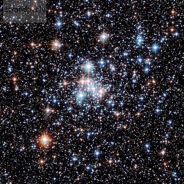 Offener Sternhaufen NGC 290. Dieser Haufen junger Sterne liegt in der Kleinen Magellanschen Wolke  einer Zwerggalaxie  die unsere Milchstraße umkreist. Der Haufen erstreckt sich über etwa 65 Lichtjahre und ist 200.000 Lichtjahre von der Erde entfernt im Sternbild Tucana zu finden. Dieses Foto wurde mit dem Hubble-Weltraumteleskop (HST) aufgenommen. Offener Sternhaufen NGC 290