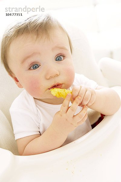 Kleiner Junge isst ein Knäckebrot