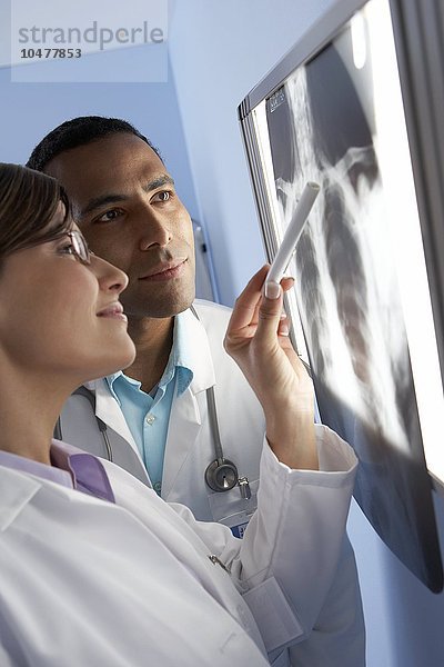 Radiologen bei der Untersuchung einer Röntgenaufnahme
