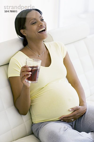 Schwangere Frau lachend