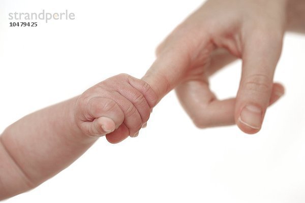 Baby hält den Finger der Mutter