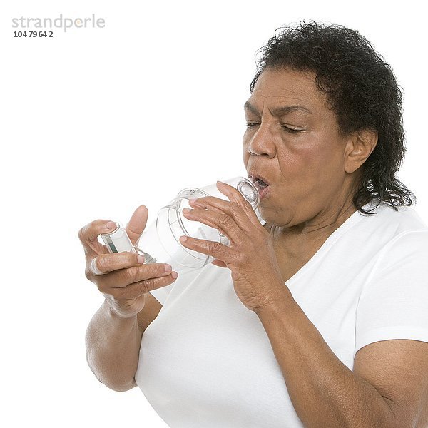 Frau  die einen Asthma-Spacer benutzt
