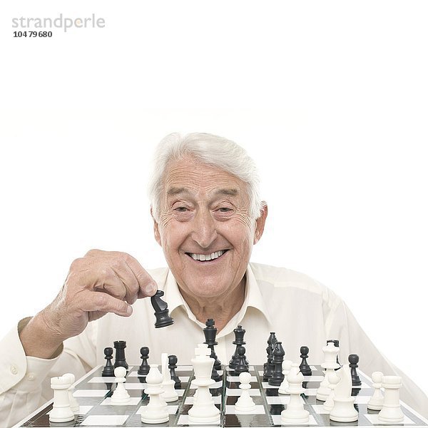 Älterer Mann spielt Schach