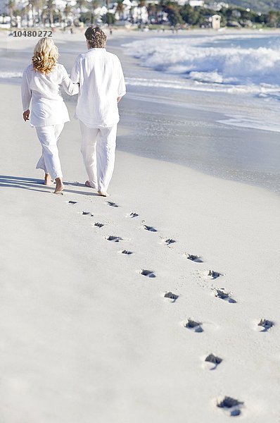 Ehepaar geht am Strand entlang