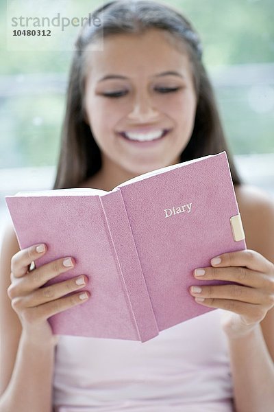 Teenagerin und ihr Tagebuch