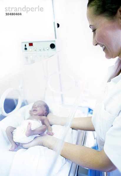 Krankenschwester und Frühgeborenes