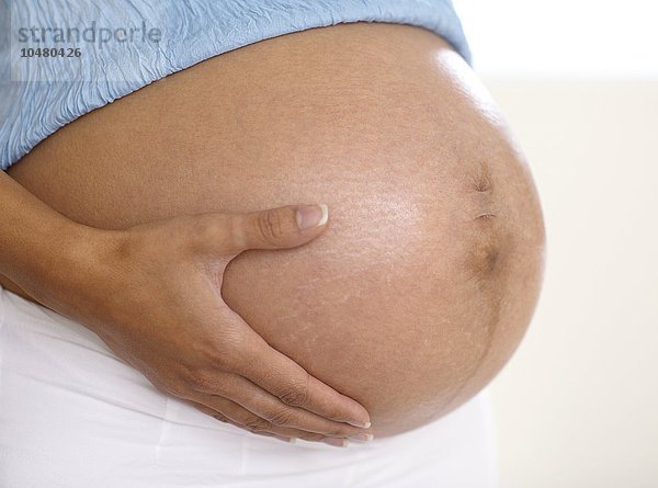 Unterleib einer schwangeren Frau