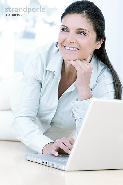 Frau benutzt einen Laptop