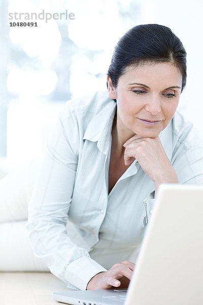 Frau benutzt einen Laptop