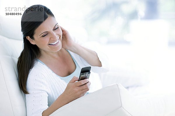 Frau schreibt eine SMS