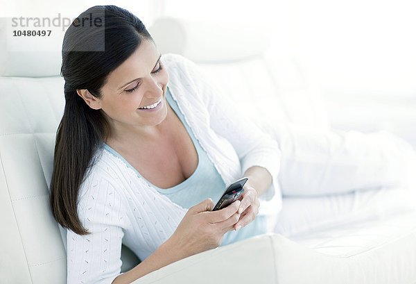 Frau schreibt eine SMS
