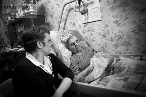 Reportage über pflegende Angehörige. Eine pflegende Angehörige ist eine Person  die jemandem in ihrer Familie hilft  wenn dieser aufgrund von Krankheit oder Alter seine Selbstständigkeit verliert. Marie-France und ihre Schwester kümmern sich täglich um ihre 98 Jahre alte Mutter. Sie ist nicht mehr in der Lage  ihren Haushalt zu führen.