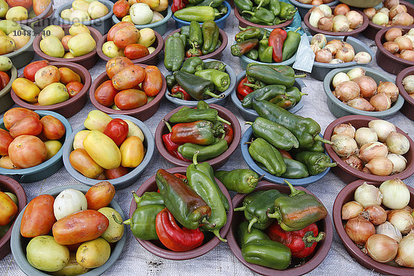 Tomaten  Paprika und Zwiebeln auf einem Markt in Salvador