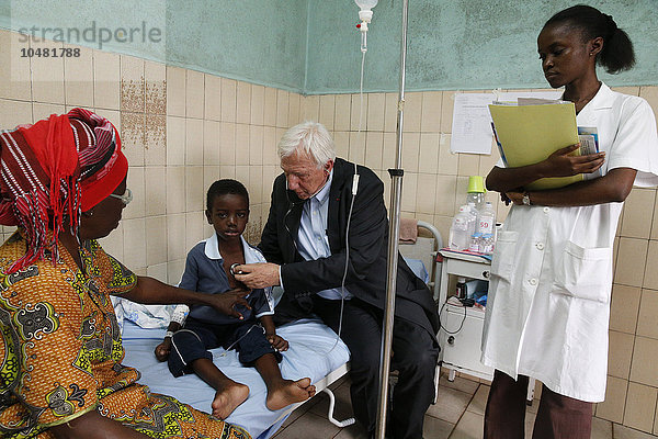 Krankenhaus Libreville. Krankes Kind. Konsultation mit Pr. Alain Deloche.