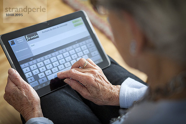 Reportage über die Nutzung der neuen Technologien durch ältere Menschen. Eine für ältere Menschen entwickelte Software ermöglicht es ihnen  Online-Dienste einfach und intuitiv zu nutzen.
