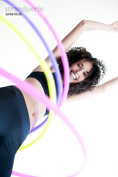 MODELL FREIGEGEBEN. Frau beim Hula-Hoop  Frau beim Hula-Hoop