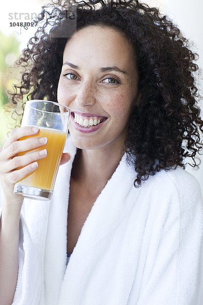 EIGENSCHAFT FREIGEGEBEN. MODELL FREIGEGEBEN. Frau trinkt Orangensaft Frau trinkt Orangensaft