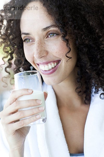 EIGENSCHAFT FREIGEGEBEN. MODELL FREIGEGEBEN. Frau trinkt Milch Frau trinkt Milch