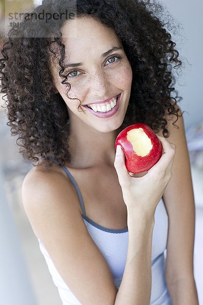 EIGENSCHAFT FREIGEGEBEN. MODELL FREIGEGEBEN. Frau isst einen Apfel Frau isst einen Apfel