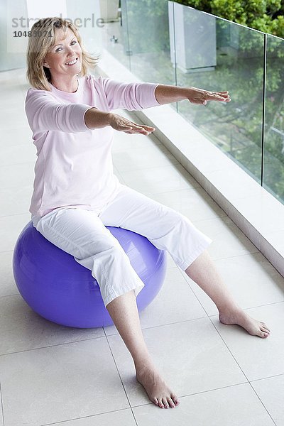 MODELL FREIGEGEBEN. Ältere Frau mit einem Gymnastikball Ältere Frau mit einem Gymnastikball