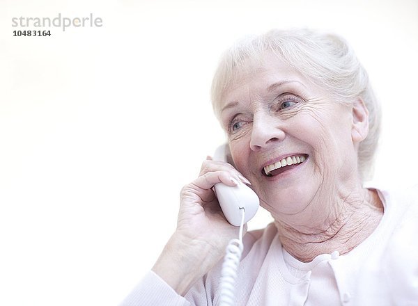 EIGENSCHAFT FREIGEGEBEN. MODELL FREIGEGEBEN. Ältere Frau  die am Telefon spricht Ältere Frau  die am Telefon spricht