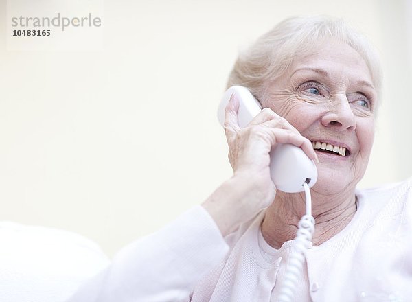 EIGENSCHAFT FREIGEGEBEN. MODELL FREIGEGEBEN. Ältere Frau  die am Telefon spricht Ältere Frau  die am Telefon spricht