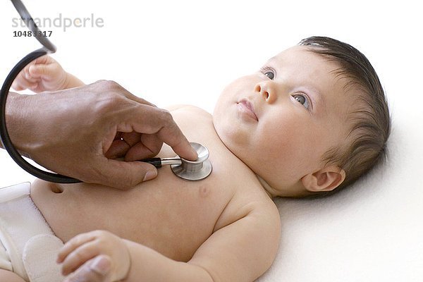 MODELL FREIGEGEBEN. Pädiatrische Untersuchung. Sechzehn Wochen alter Junge bei der Untersuchung seiner Brust Pädiatrische Untersuchung