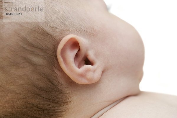 MODELL FREIGEGEBEN. Das Ohr eines kleinen Jungen. Er ist drei Monate alt. Baby boy's ear