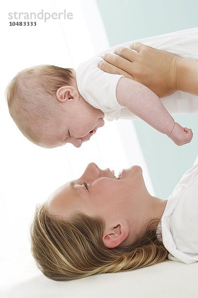 MODELL FREIGEGEBEN. Schwester und kleiner Bruder. Zehn Jahre altes Mädchen hält ihren drei Monate alten Bruder Schwester und kleiner Bruder