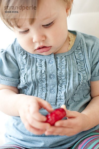 MODELL FREIGEGEBEN. Kleinkind beim Essen. Sie ist 15 Monate alt. Kleinkind beim Essen