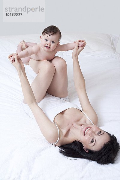 MODELL FREIGEGEBEN. Mutter und Baby. Mutter spielt mit ihrer 7 Wochen alten Tochter Mutter und Baby