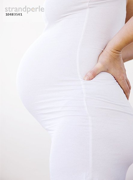 MODELL FREIGEGEBEN. Unterleib einer schwangeren Frau. Sie ist im achteinhalbten Monat schwanger. Schwangere Frau