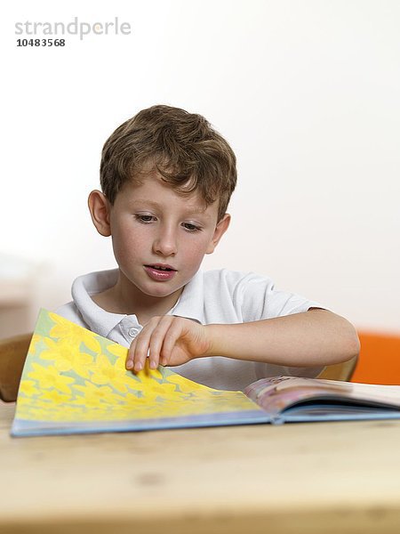 MODELL FREIGEGEBEN. Lesen lernen. 6 Jahre alter Junge lernt lesen Lesen lernen