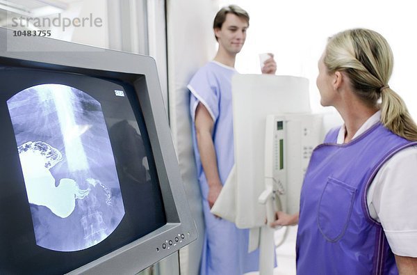 MODELL FREIGEGEBEN. Mann bei einer Barium-Röntgenuntersuchung Mann bei einer Barium-Röntgenuntersuchung