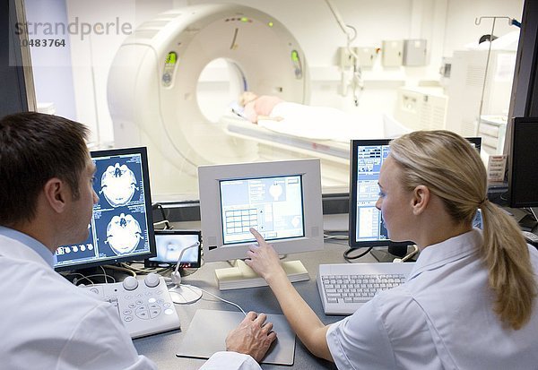 MODELL FREIGEGEBEN. CT-Scan. Röntgenassistenten  die eine Computertomographie (CT) von einem Patienten machen CT-Scan