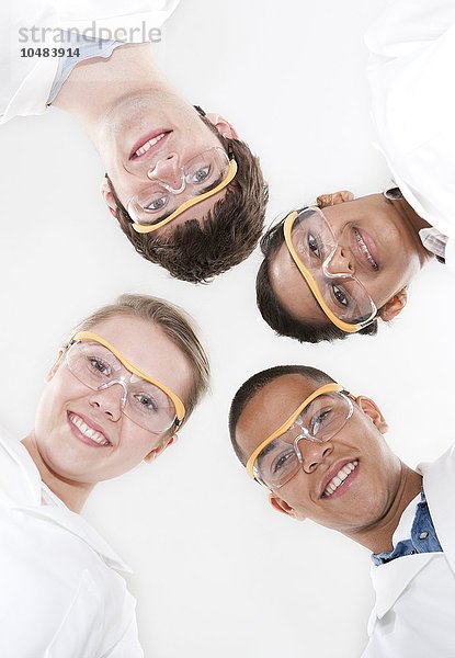 MODELL FREIGEGEBEN. Schüler tragen Schutzbrillen und Laborkittel Schüler tragen Schutzbrillen
