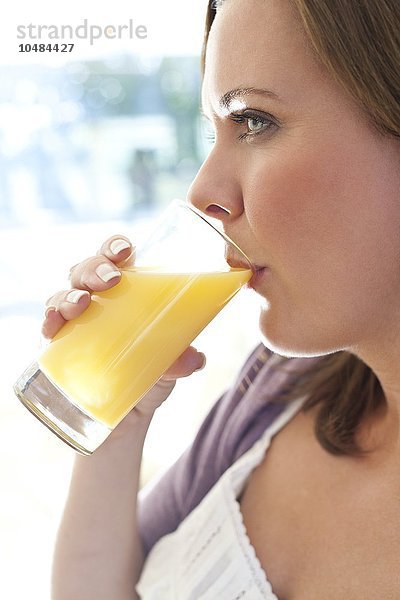 MODELL FREIGEGEBEN. Frau trinkt Orangensaft Frau trinkt Orangensaft