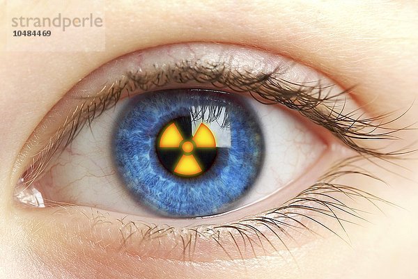 Auge mit Strahlungswarnschild  Computerkunstwerk Auge mit Strahlungswarnschild